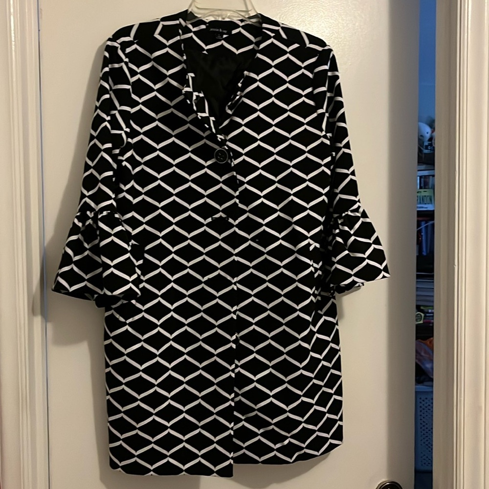 Brand New Never worn lined Cost with puffed Sleeves Size L